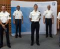 Bild: Martin Bösl/exb
Besonders geehrt wurden die drei Seminarbesten (vordere Reihe, von links) Max Wagner, Florian Zichaus und Benjamin Vogelhuber durch 
(hintere Reihe, von links) Abteilungsführer Leitenden Polizeidirektor Stefan Beil, Polizeipräsident Udo Skrzypczak und Seminarleiter Polizeioberrat Thomas Scherer.
