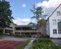 Bild: fz
Die Rückseite der Grund- und Mittelschule, die neu gebaut wird. Denn das amtliche Ergebnis des Bürgerentscheids steht. Zwei Stimmen für den Erhalt des Gebäudes machten den Unterschied.