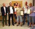 Bild: u
Langjährige Mitglieder ehrt der Geflügelzuchtverein Schnaittenbach-Hirschau (von links): Vorsitzender Gerhard Heindl, Zweiter Bürgermeister Uwe Bergmann (20 Jahre Treue), Christian Birner (15 Jahre), Georg Nagler (60 Jahre), Christian Pausch (20 Jahre) und Adolf Schmidt (70 Jahre).