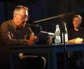 Bild: hka
Buchhändler Ralf Volkert (rechts) im Gespräch mit seinem Gast Hubert Achleitner. Der als Hubert von Goisern bekannte Musiker aus Österreich las aus seinem ersten Roman "Flüchtig".