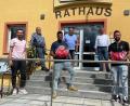 Bild: oe
Zur Europatour gehört auch Ammerthal: Ranel Josef (Zweiter von links) und Guy Kopela (rechts) besuchen die 
Partnergemeinde, vertreten durch (hinten links) Ersten Bürgermeister Anton Peter und Zweiten Bürgermeister
Georg Paulus (hinten rechts).