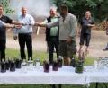 Bei der Verkostung am Meilerplatz: Mit „Gut Brand!“ stoßen Bürgermeister Erich Meidinger, Vorsitzender Josef Gilch, Landrat Richard Reisinger und Markus Dollacker als Vertreter des Naturparks Hirschwald mit einigen Vereinsmitglieder an.