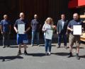 Bild: jr
Jahrzehntelang treue Mitarbeiter ehrte die Firma Weck-Holz-Gmbh in Königshütte. Das Bild zeigt, (von links) Thomas Forster, Seniorchef Eberhard Kirchner, Jiri Maly, Geschäftsführer Johannes Kirchner, Angelika Wilholm, IHK-Geschäftsführer Florian Rieder und Erwin Thoma.