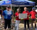 Bild: Bernd Hofmann/exb 
Der Fanclub Nabburg/Oberpfalz unterstützt die Leukämiehilfe mit einer Spende. Im Bild Lauf-Organisator Armin Wolf, Veronika und Bernd Hofmann sowie Wolfgang Schleicher (von links) bei der Übergabe.