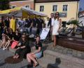 Bild: usc
Im August, wöchentlich von Donnerstag bis Sonntag, laden Round Table, Ladies‘ Circle und Rotaract zum Chillout an der Vils in der Schiffgasse ein. Einen Teil der Liegestühle haben die Stadtwerke gespendet, die Palmen steuerte das Stadtmarketing bei.