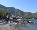 Bild: Anne Pollmann
Der kleine Hafen des Touristenorts in der Provinz Mugla. Einwohner des Ortes haben erst kürzlich tagelang gegen die Flammen in den umliegenden Bergen gekämpft, um den Ort zu schützen. Foto: Anne Pollmann/dpa