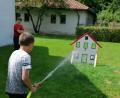 Bild: vsr
Rund um das Feuerwehrhaus in Krummennaab konnte man bei der Abholung der Überraschungstüte auch seine Geschicklichkeit unter Beweis stellen.