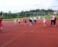 Bild: bkr
Petra Meyer (links) und Jugendbeauftragte Stefanie Stelzl (rechts) hielten die Kinder auf dem Schulsportplatz mit Zumba auf Trab.
