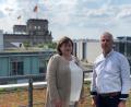 Bild: Karl Bley
Vom Balkon des Jakob-Kaiser-Hauses aus in Berlin-Mitte ist der Reichstag nicht zu übersehen. Karl Bleys Schreibtisch steht in diesem Gebäudekomplex. Benannt ist er nach dem unterfränkischen Zentrumspartei- und , später CDU-Abgeordneten,, christlichen Gewerkschafter und erklärten Hitlergegner Jakob Kaiser.