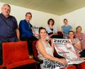 Bild: Hösamer
Das Zwickl-Team mit Initiatorin Anne Schleicher, Kerstin Scherl, Bürgermeisterin Marion Juniec-Möller, Daniel Högerl (vorne von links), Frederik Hohrath (Lichtwerk), Simon Hauck, Sophia Hutzler und Nicole Zwicknagel stellte im ehemaligen "Metropol" das Thema für die diesjährigen Dokumentarfilmtage vor.