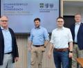 Bild: Thomas Dobler
Designer und Künstler Wilhelm Koch (vorne links) und Tobias Reitmeier (vorne rechts) als Öffentlichkeitsbeauftragter der Verwaltungsgemeinschaft sollen das Erscheinungsbild der drei Mitgliedsgemeinden modernisieren, deren Bürgermeister Hans Prechtl (Stulln), Peter Neumeier (Schwarzenfeld) und Franz Grabinger (Schwarzach; hinten, von links) sich viel davon versprechen.