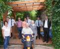 Bild: fvo
Der Stefflbauern Hans (vorne Mitte) feiert mit seiner Frau Rosina 80. Geburtstag. Viele Gratulanten kommen dazu zum Stefflbauernhof nach Lennesrieth