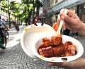 Bild: Gabi Schönberger
Mahlzeit! In der Weidener Fußgängerzone wird eine Currywurst verspeist.