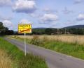 Bild: bkr
Vom Ende der Kolpingstraße führt die Gemeindeverbindungsstraße zum Weiler Ziegelhütte (im Hintergrund). Der Gemeinderat sprach sich für einen Ausbau der Strecke aus.