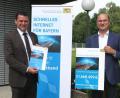 Bild: Hirsch
Der bayerische Finanzminister Albert Füracker (rechts) überreichte Landrat Thomas Ebeling (links) den Förderbescheid des Freistaates für den Breitbandausbau von über 21 Millionen Euro. Davon profitieren 18 Kommunen im Landkreis.