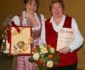 Archivbild: Zitherclub Erbendorf/exb
2011 wurde Reti Günther (rechts) zum Ehrenmitglied ernannt. Dazu überreichte Vorsitzende Heidi Banzer eine Urkunde.