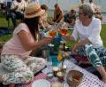 Bild: Freya Stoeckl
Bei Aperitif und kleinen Köstlichkeiten ließ es sich bei sommerlichen Temperaturen auf der Picknickdecke gut aushalten.