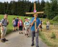 Bild: gz
Das Kreuz trugen abwechselnd Egbert Kohl (Bild) und dritter Bürgermeister Bernd Reil (Dritter von links). Nach einer kurzen Rast setzten die Wallfahrer ihren Fußmarsch fort.