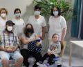 Bild:  Kliniken Nordoberpfalz/Evamaria Rauch/exb
Hebamme Anita Schmidthuber, Assistenzärztin Dr. Denisa Kazdova, Dr. Ines Erhardt und Stationsleiterin Elisabeth Kick (hinten, von links) gratulieren Mama Nicole und dem kleinen Damion zur 1000. Geburt des Jahres. Papa Sebastian (vorne, links) und Schwester Michelle freuten sich auch über die Glückwünsche.