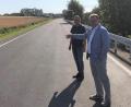 Bild: fz
Da gehts lang auf einer schön ausgebauten Straße von Dietersdorf nach Neuhaus zeigt Bürgermeister Karlheinz Budnik auf.