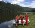 Bild: Schlegel/WWA Weiden/exb
Ein Team der LGA macht sich ans Setzen der Markierungsbojen. Von links: Martin Kahnt, Marco Wagner und Bernd Malkmus.