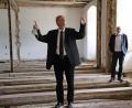 Bild: jma
Das ehemalige Schulgebäude wird zu einem barrierefreien Wohnhaus für Menschen mit Behinderungen. Peter Miltenberger ist mit dem Baufortschritt zufrieden.