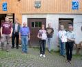 Bild: flt
Vorsitzender Franz Reichl und Dritter Bürgermeister Hans Klupp (von rechts) gratulierten zusammen mit dem Kreisvorsitzenden Martin Fischer (Zweiter von links) der langjährigen Zweiten Vorsitzenden Maria Gleißner zu ihrer Ehrung. Bei den Neuwahlen wurden auch Jörn Schedl (links), Leonhard Kellner (Dritter von links) und Volker Hess (Dritter von rechts) in ihren Ämtern bestätigt.