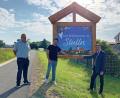 Bild: Tobias Reitmeier/exb 
Bürgermeister Hans Prechtl (rechts) zusammen mit David Schmidt und Bauhofleiter Edi Schmal (links) vor einer der drei neuen Ortseingangstafeln in Stulln.