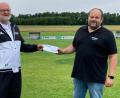 Bild: Sportfreunde Ursulapoppenricht/exb
Josef Nitzbon (rechts) überreicht einen 1500-Euro-Scheck an Georg Erras, den Vorsitzenden der SF Ursulapoppenricht.