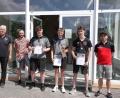 Bild: btb
von links nach rechts: Tischtennis-Abteilungsleiter Dieter Sporr, Jugendtrainer Philipp Bayer, Felix Fraundorfer (3. Platz Bronzemedaille), Vereinsmeister Nico Legath (mit Goldmedaille und Pokal), Luca Hey (2. Platz Silbermedaille), SCE-Sportvorstand Michael Brüchner
