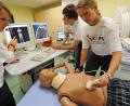 Symbolbild: Jochen Lübke/dpa
Drei Medizinstudenten des Uniklinikums in Göttingen untersuchen eine Patientenpuppe mit dem Ultraschallgerät. Eine „Hausarztschmiede“ soll die medizinische Versorgung im Landkreis Tirschenreuth, die in vielen Bereichen nicht gerade üppig ist, verbessern.