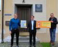 Bild: bsc
Eine Spende von 1000 Euro erhielt die Friedenfelser Bücherei. Tobias Strohbach und Markus Windisch (von links) vom Bayernwerk überreichten den Gutschein an Bürgermeister Oskar Schuster (rechts).