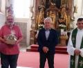Bild: le
Rektor Gerhard Steiner (Mitte) wurde in einem Gottesdienst in Floß als Schulleiter verabschiedet wurde. Es wechselt an die Schule Pleystein. Von links: Konrektor Herbert Kraus, Pfarrer Wilfried Römischer, Rektor Steiner, Bürgermeister Robert Lindner und Pfarrer Max Früchtl.