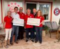 Bild: hod
Die Mitglieder der Vorstandschaft übergeben an Franz Bruckner den Scheck. Veronika Hofmann, Albert Bruckner, Günther Wicha, Bernd Hofmann, Robert Fröhler und Sabrina Kreuzer (von links). Der zweite Scheck wurde an die beiden Fanclubs übergeben.