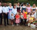 Bild: e
Kinderpflegerin Maria Lautenschlager (sitzend inmitten ihrer Kinder) wird verabschiedet von (von links) Bürgermeister Strehl, P. Sainat Thomas Arokiasamy und Christine Schmeiler sowie Leiterin Nadine Rall (Dritte von rechts).