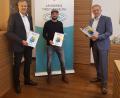Bild: Jugendmedienzentrum/exb
Jürgen Preisinger (von links) und Philipp Reich stellten Landrat Roland Grillmeier den Jahresbericht des Jugendmedienzentrums vor.