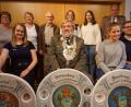 Bild: krn
Stolz zeigen (vorne, von links) Liesl Marlis Stubenvoll, König Hans Roth und Jugendkönigin Denise Fleischmann ihre Trophäen. Im Hintergrund die Zofen und Ritter.