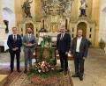 Bild: Stadt Waldsassen/exb
Zum Laurentiusfest mit Glockenweihe in Chodov (Chodau) waren auch Vertreter der Stadt Waldsassen eingeladen. Im Bild (von rechts) Stadtrat Harald Hertel, Referent für Paten- und Partnerschaften, und Waldsassens Dritter Bürgermeister Markus Scharnagl mit Chodovs Bürgermeister Patrick Pitzinger und dessen Stellvertreter Ludek Soukoup.