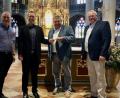 Bild: ads
Groß war die Freude bei Kirchenmusiker Bernhard Müllers, Stadtpfarrer Thomas Helm, Schatzmeister Siegfried Nest und dem Vorsitzenden des Orgelbauvereins Franz Meier (von links) bei der Übergabe des Spendenertrags aus den Mittagsmeditationen in Höhe von 1500 Euro an den Orgelbauverein von St. Martin.
