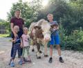 Bild: Miriam Mehrl
Die Kinder der Familie Dotzler aus Kindlas (Stadt Hirschau) mit ihrer 100.000-Liter-Kuh Erna, die inzwischen 13 Jahre alt ist. Von links: Tochter Hanna, die Zwillinge Josefine und Fanny sowie Sohn Felix.