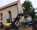 Bild: bö
Bereits 2012/13 wurde das Kirchenschiff von St. Egid in Bergheim im Truppenübungsplatz Hohenfels gesichert. Jetzt haben die Arbeiten für den Aufbau der früheren Apsis begonnen. Baulastträger ist die Bundesanstalt für Immobilienangelegenheiten (BIMA).