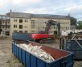 Bild: kgg
Vor der großen Aktion wird das ehemalige Seniorenheim St. Maria entkernt. Mit dem Ausbau der Fensterelemente ist bereits begonnen worden.