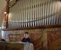 Bild: szl
Florian Löw orgelt seit 13 Jahren in der Pfarrei Plößberg. Er kümmert sich als Vorsitzender des Orgelbauvereins gemeinsam mit der Kirchenverwaltung um die Sanierung der über 90 Jahre alten Weise-Orgel.