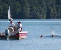 Bild: Hirsch
Szenario einer Übung: Die Mädchen bringen ihren "Optimisten" auf dem Brückelsee zum Kentern. Schon nähert sich eine Besatzung der Wasserwacht, um die Kinder aufzunehmen und das Boot aufzurichten.