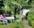 Bild: bsc
Raum für Erholung und Entspannung bietet Ingrid und Bernhard Stilp ein durch Sträucher und Pflanzen abgegrenzter Gartenteil unter großen Bäumen.