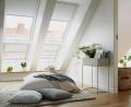 Bild:  Velux/dpa
Die Lebensqualität in einem Dachgeschoss kann hoch sein, gerade wegen der vielen Fenster. Man sollte aber einen Sonnen- und Wärmeschutz für den Sommer einplanen.