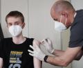 Archivbild: Oliver Berg/dpa
Ein 15-Jähriger wird in einer Arztpraxis geimpft.