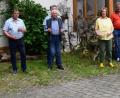 Bild: oe
Die Dorfgemeinschaft Viehberg spendiert spendiert Schilder mit den Hofnamen. Hier bei der Übergabe der Tafeln Doris Schmidt (links), die Vorsitzende der Dorfgemeinschaft, sowie Zweiter Bürgermeister Georg Paulus (Dritter von rechts).