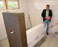 Bild: sm
Bürgermeister Ernst Schicketanz und Elke Pscherer, Bautechnikerin der Gemeinde, informierten sich bei einem Ortstermin über den Baufortschritt bei der Sanierung der sanitären Anlagen im AWO-Kindergarten "Regenbogenland".