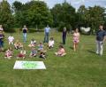 Bild: jr
Bei der Inklusiven Ferienbetreuung sind die Kinder in verschiedene Kleingruppen eingeteilt. Beim Foto sind auch Projektleiterin Julia Schmeller (Dritte von rechts), Lebenshilfe-Geschäftsführer Berthold Kellner (rechts) sowie Erwin Bösl (Vierter von rechts) vom Familienentlastenden Dienst und einige der Betreuerinnen dabei.